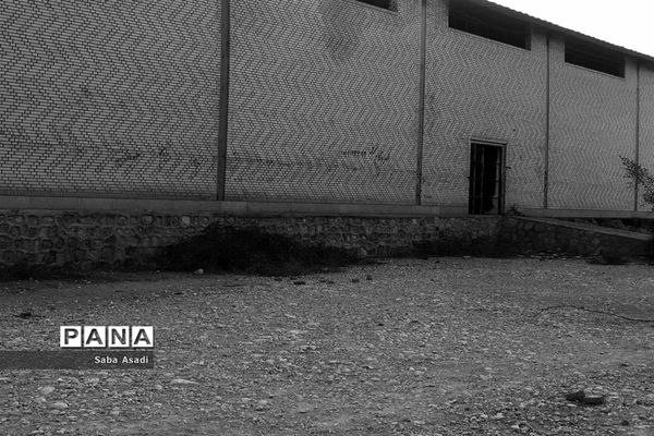 گله دار و سالن ورزشی سوخته