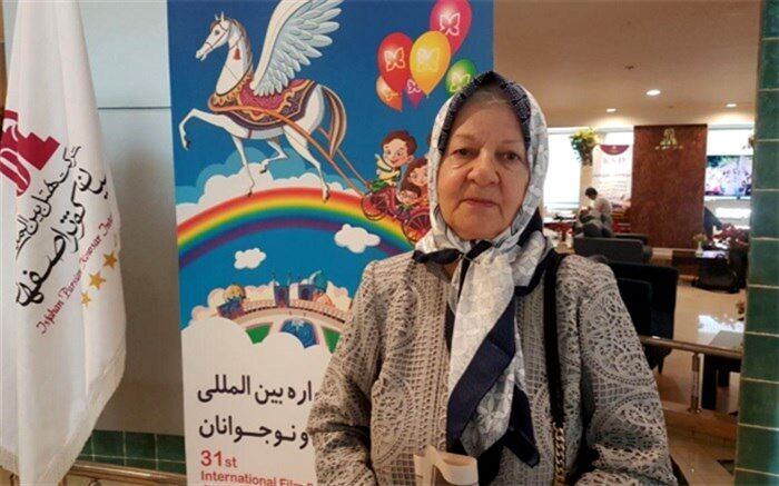 معلم بازنشسته‌ای که بازیگر شد: فرصت کوتاه و بی‌تکرار زندگی را پای موبایل و اینترنت از دست ندهیم