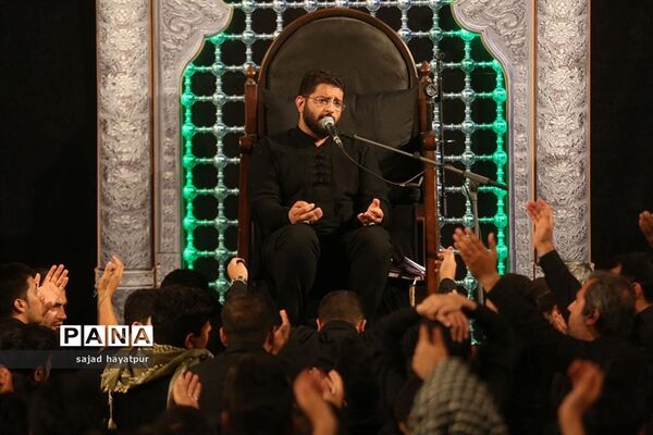 این حسین کیست که عالم همه دیوانه اوست ...