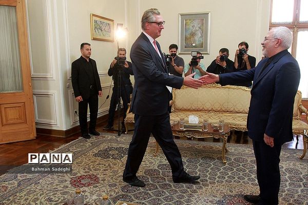 تقدیم استوارنامه سفرای جدید به ظریف