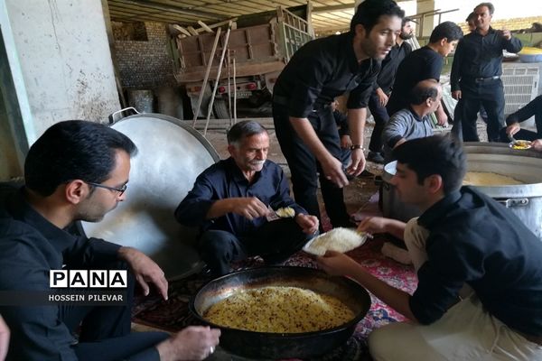 پخش نذری در هیئت صاحب الزمانی خوسف
