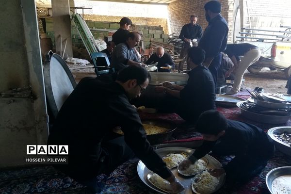 پخش نذری در هیئت صاحب الزمانی خوسف