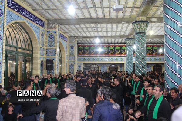 مراسم سینه زنی و زنجیر زنی در حسینیه فاطمیه