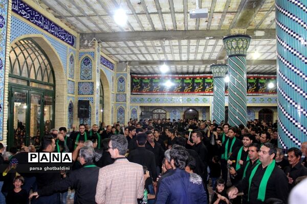 مراسم سینه زنی و زنجیر زنی در حسینیه فاطمیه