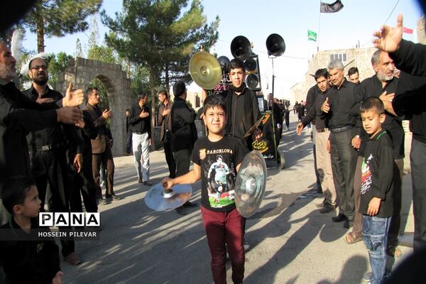 حرکت عزاداران حسینی شهرستان خوسف در ظهر تاسوعا
