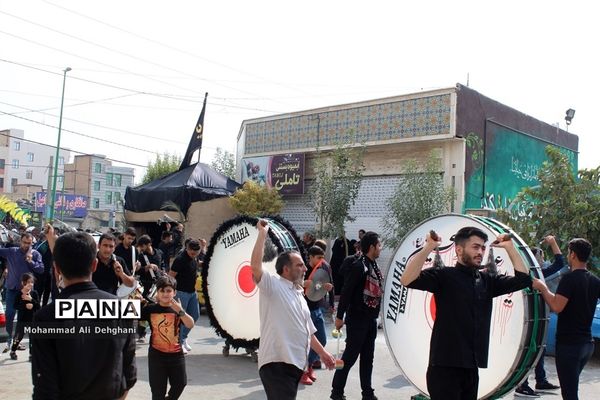 عزاداری مردم شهرستان بهارستان در تاسوعای حسینی