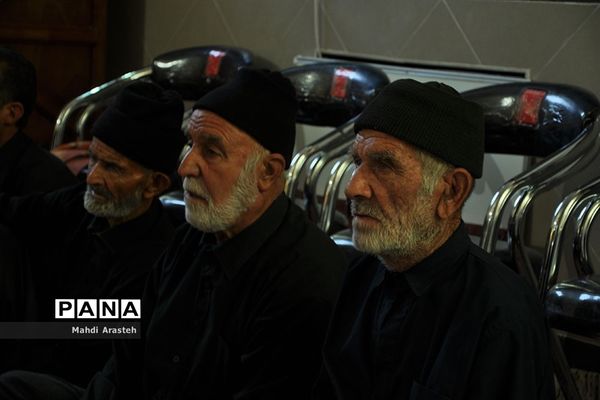 برگزاری زیارت عاشورا درروز عاشورا توسط عزاداران حضرت اباعبدالله