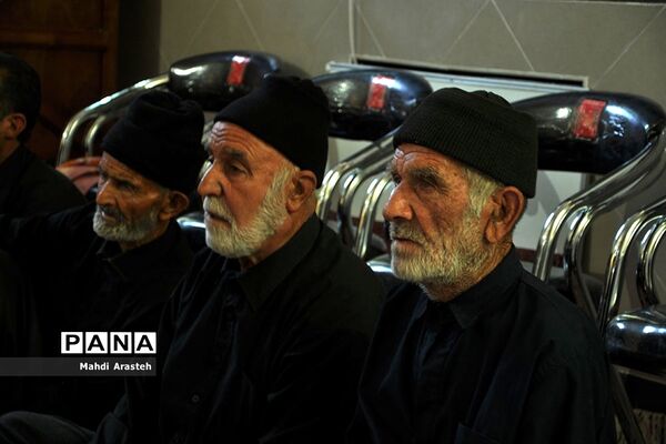 برگزاری زیارت عاشورا درروز عاشورا توسط عزاداران حضرت اباعبدالله
