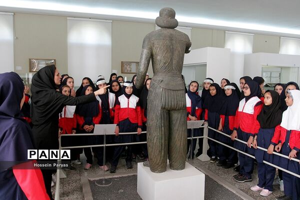 بازدید دانش آموزان از موزه ملی ایران