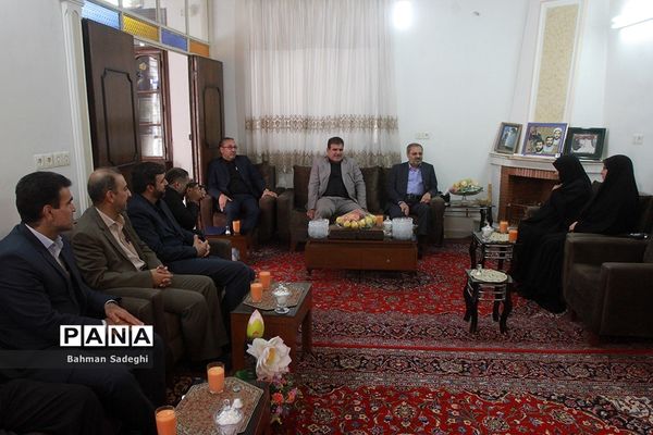 دیدار معاون پرورشی و فرهنگی وزارت آموزش و پرورش با خانواده شهیدان قمی و مظفر
