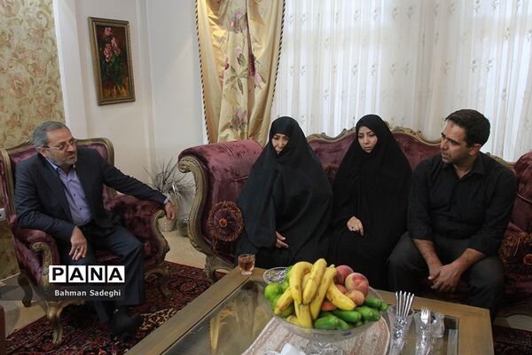 دیدار معاون پرورشی و فرهنگی وزارت آموزش و پرورش با خانواده شهیدان قمی و مظفر