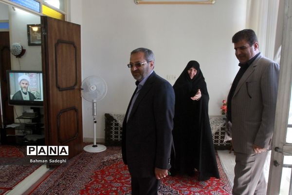 دیدار معاون پرورشی و فرهنگی وزارت آموزش و پرورش با خانواده شهیدان قمی و مظفر