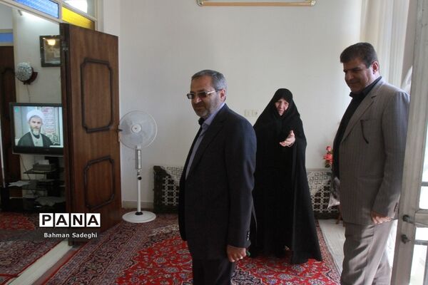 دیدار معاون پرورشی و فرهنگی وزارت آموزش و پرورش با خانواده شهیدان قمی و مظفر