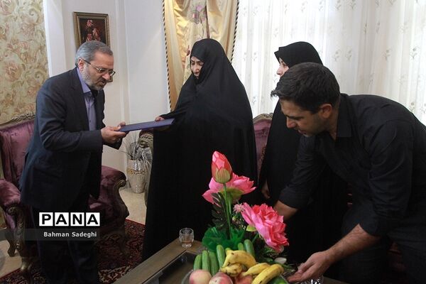 دیدار معاون پرورشی و فرهنگی وزارت آموزش و پرورش با خانواده شهیدان قمی و مظفر
