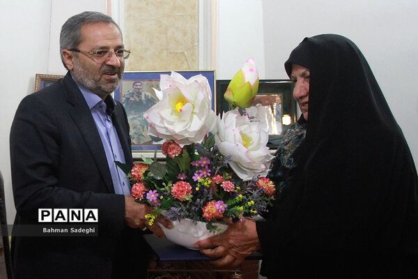 دیدار معاون پرورشی و فرهنگی وزارت آموزش و پرورش با خانواده شهیدان قمی و مظفر