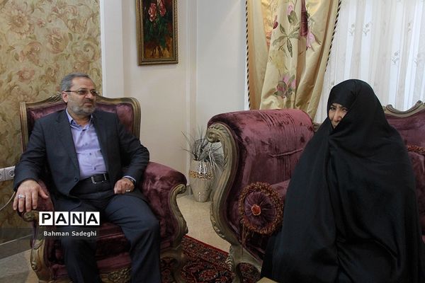 دیدار معاون پرورشی و فرهنگی وزارت آموزش و پرورش با خانواده شهیدان قمی و مظفر