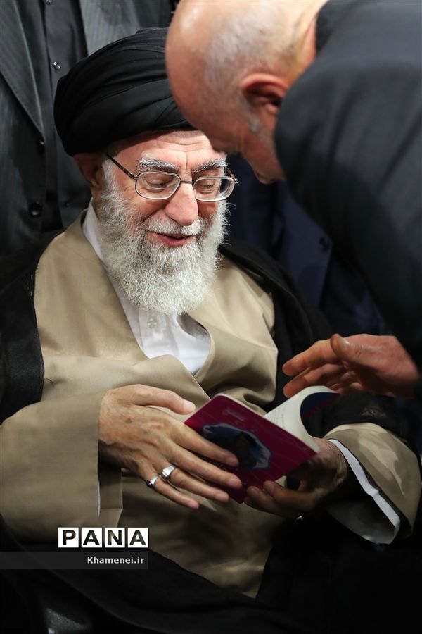 شب خاطره دفاع‌ مقدس با حضور رهبر انقلاب