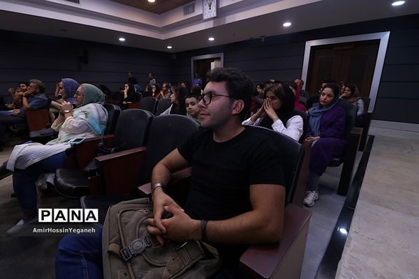 نمایش و نقد و بررسی فیلم اباجان در جزیره کیش