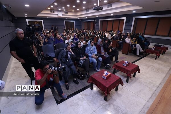 نمایش و نقد و بررسی فیلم اباجان در جزیره کیش