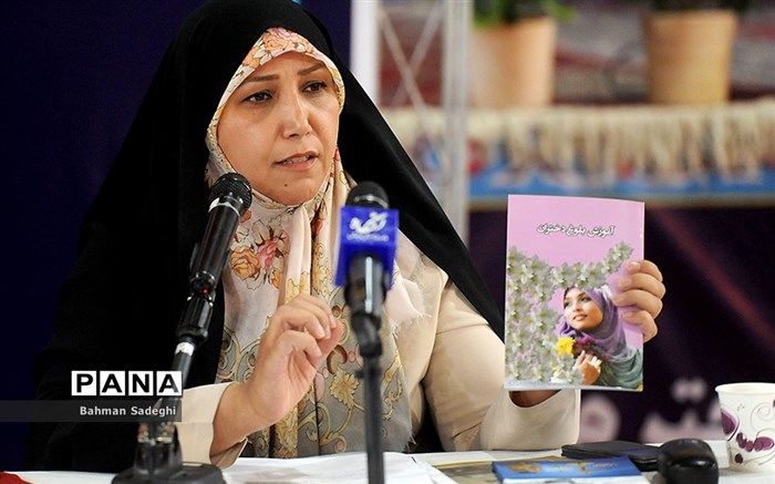 مینایی‌پور: نقش و سیمای مطلوب زن در کتب درسی بررسی می‌شود