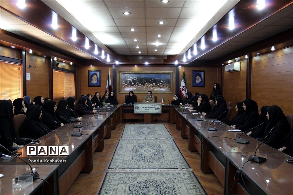 دیدار مدیرکل آموزش و پرورش فارس  با بانوان شاغل  این اداره