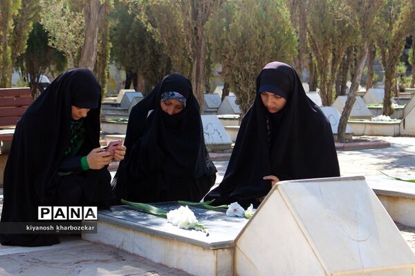آیین غبار روبی مزار شهدا به مناسبت گرامیداشت هفته دفاع مقدس در ارومیه