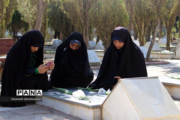 آیین غبار روبی مزار شهدا به مناسبت گرامیداشت هفته دفاع مقدس در ارومیه