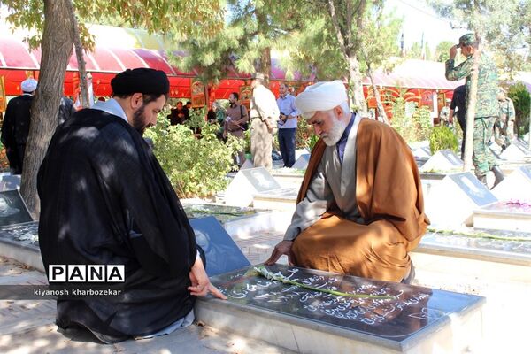 آیین غبار روبی مزار شهدا به مناسبت گرامیداشت هفته دفاع مقدس در ارومیه