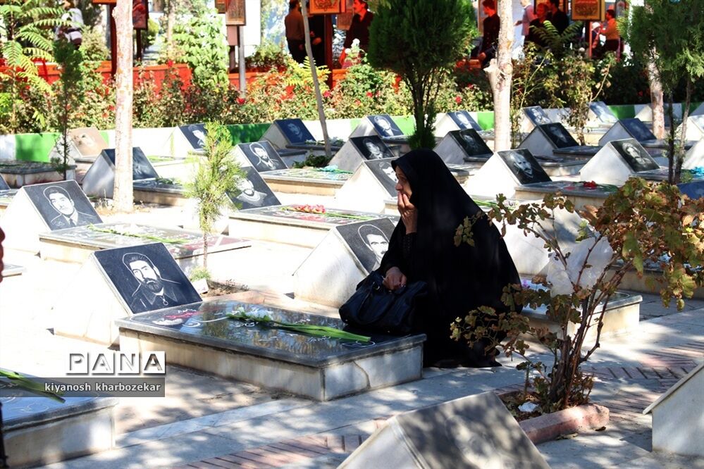 آیین غبار روبی مزار شهدا به مناسبت گرامیداشت هفته دفاع مقدس در ارومیه