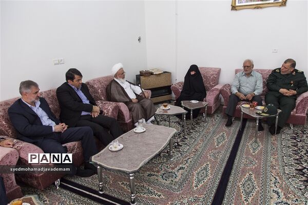 دیدار مسئولان استان یزد با خانواده های شهدا