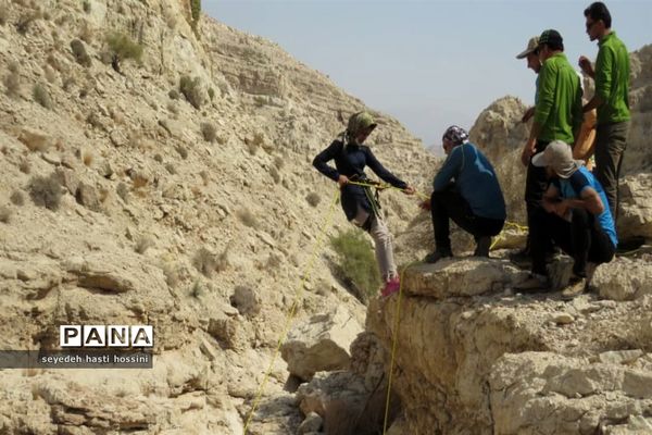 کوه‌پیمایی و کارگاه آموزش دره‌نوردی در کوهنوردان مُهر شهرستان مُهر