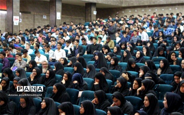 شغل معلمی نیاز به دانش عمیق و عشق و علاقه دارد