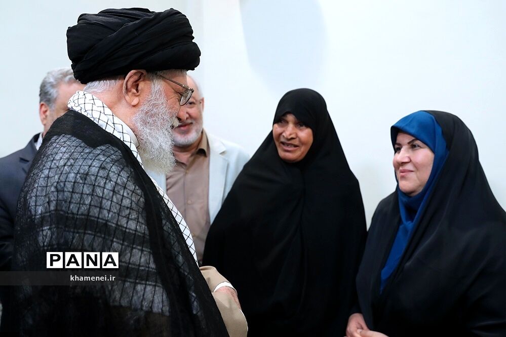 دیدار نویسنده و راوی کتاب «فرنگیس» با مقام معظم رهبری