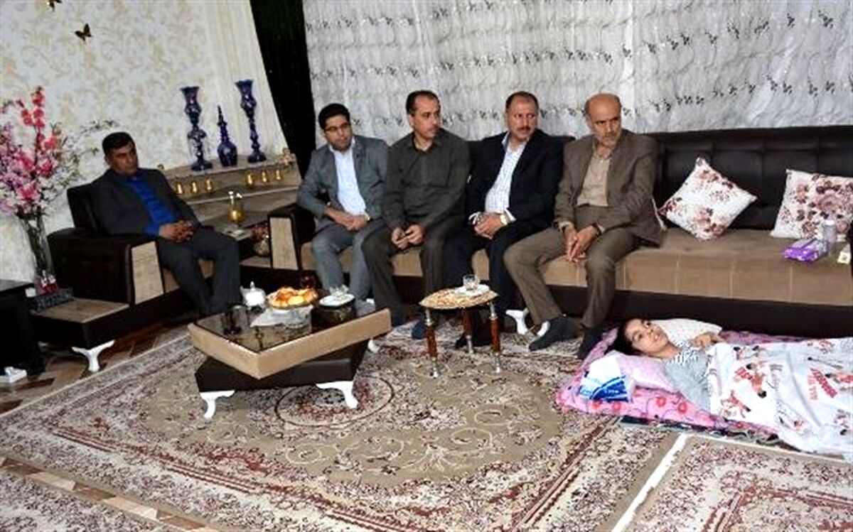 کمک هزینه درمانی 100 میلیون تومانی بیمه معلم به دانش آموز سنندجی اعطا شد