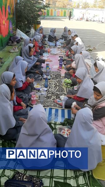 صبح پرانرژی با صبحانه سالم در دبستان نیایش