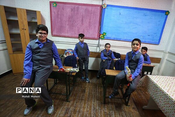 نواختن زنگ مهر در مدرسه ناشنوایان باغچه‌بان