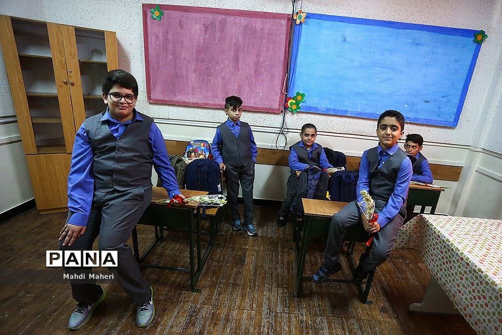 نواختن زنگ مهر در مدرسه ناشنوایان باغچه‌بان