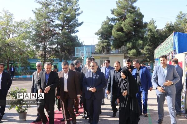 مراسم نواختن  زنگ  ایثار  و  مهر در دبیرستان هدی ناحیه شش مشهد