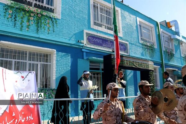 مراسم نواختن  زنگ  ایثار  و  مهر در دبیرستان هدی ناحیه شش مشهد