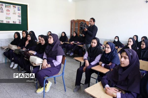 نواختن زنگ مهر و ایثار و مقاومت در مدارس کهگیلویه و بویراحمد ـ دبیرستان دخترانه شاهد یاسوج