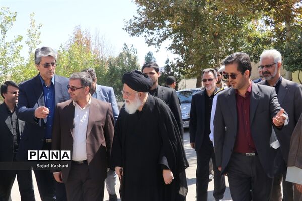 آیین نواختن زنگ اقامه نماز در دبیرستان هاشمی نژاد 4 مشهد