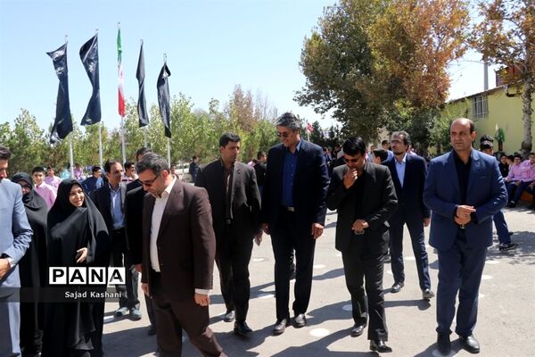 آیین نواختن زنگ اقامه نماز در دبیرستان هاشمی نژاد 4 مشهد
