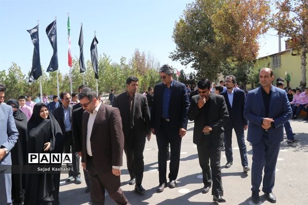 آیین نواختن زنگ اقامه نماز در دبیرستان هاشمی نژاد 4 مشهد
