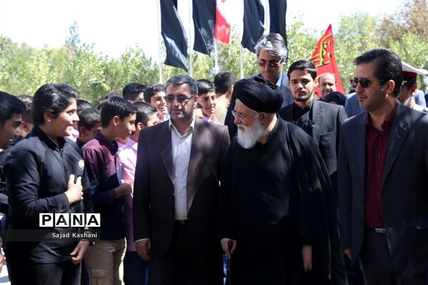 آیین نواختن زنگ اقامه نماز در دبیرستان هاشمی نژاد 4 مشهد
