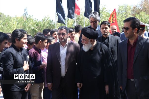 آیین نواختن زنگ اقامه نماز در دبیرستان هاشمی نژاد 4 مشهد
