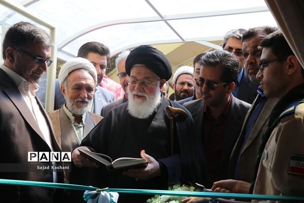 آیین نواختن زنگ اقامه نماز در دبیرستان هاشمی نژاد 4 مشهد