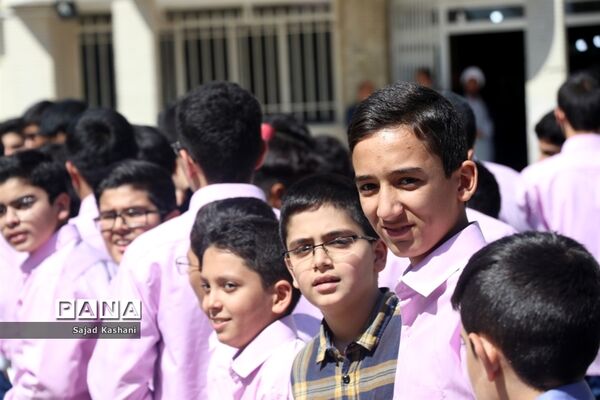 آیین نواختن زنگ اقامه نماز در دبیرستان هاشمی نژاد 4 مشهد