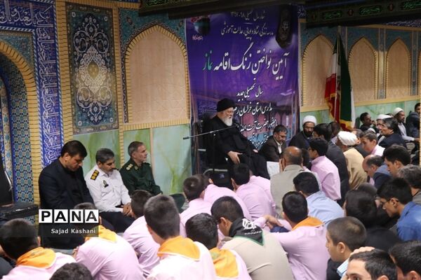 آیین نواختن زنگ اقامه نماز در دبیرستان هاشمی نژاد 4 مشهد