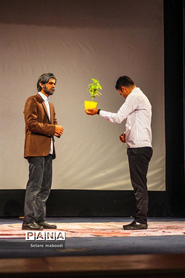 اجرای نمایش «قرار»