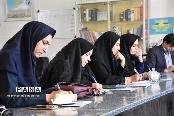 جلسه رابطین پژوهشی دبیرستان‌های استعدادهای درخشان دوره اول و دوم استان یزد با رئیس اداره استعدادهای درخشان